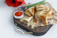 Tartes délicieux de pâtisserie de filo avec la pomme de terre et le thon image stock Tartes délicieux de pâtisserie de filo avec la pomme de terre et le thon image stock