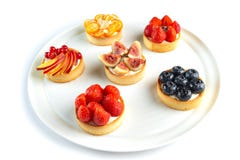tartlets com frutos e bagas em um fundo branco isolado fotos de stock royalty free tartlets com frutos e bagas em um fundo branco isolado fotos de stock royalty free