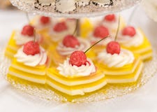 Tarts ζελέ λεμονιών με την κτυπημένη καραμέλα κρέμας και σμέουρων στοκ εικόνα Tarts ζελέ λεμονιών με την κτυπημένη καραμέλα κρέμας και σμέουρων στοκ εικόνα