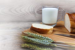 Tarweoren van melk wit brood op een houten achtergrond royalty-vrije stock afbeelding Tarweoren van melk wit brood op een houten achtergrond royalty-vrije stock afbeelding