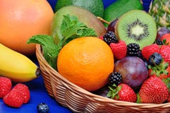 Tas de différents fruits et baies dans un panier photo stock Tas de différents fruits et baies dans un panier photo stock