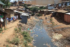 Tas énormes des déchets et d'une rivière sale dans les taudis de Nairobi - un des endroits les plus pauvres en Afrique photos libres de droits Tas énormes des déchets et d'une rivière sale dans les taudis de Nairobi - un des endroits les plus pauvres en Afrique photos libres de droits