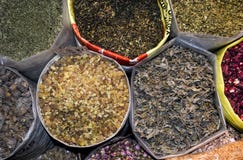Taschen des Trockenblumengestecks gefunden in arabischem Souq stockbilder Taschen des Trockenblumengestecks gefunden in arabischem Souq stockbilder
