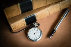 Taschen-Uhr des 19. Jahrhunderts mit ledernen gebundenen Büchern und Füllfederhalter lizenzfreie stockbilder Taschen-Uhr des 19. Jahrhunderts mit ledernen gebundenen Büchern und Füllfederhalter lizenzfreie stockbilder