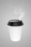 Tasse de café chaude vide avec la vapeur d'isolement sur le fond gris image stock Tasse de café chaude vide avec la vapeur d'isolement sur le fond gris image stock