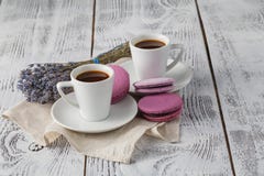 Tasse de café d'arome avec la lavande sur la soucoupe photo stock Tasse de café d'arome avec la lavande sur la soucoupe photo stock