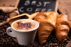 Tasse de café entourée par des grains de café photographie stock Tasse de café entourée par des grains de café photographie stock