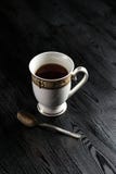 Tasse de café et de cuillère sur un fond foncé photo libre de droits Tasse de café et de cuillère sur un fond foncé photo libre de droits