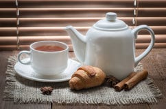 Tasse de thé avec la théière sur la vieille table en bois photos stock Tasse de thé avec la théière sur la vieille table en bois photos stock