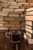 Tasse et beaucoup de livres sur la table Tasse et beaucoup de livres sur la table