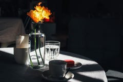 Tasse Kaffee mit einem Blumenstrauß der gelben Narzisse lizenzfreie stockfotografie Tasse Kaffee mit einem Blumenstrauß der gelben Narzisse lizenzfreie stockfotografie