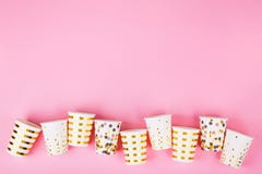 Tasses de papier sur le fond rose photographie stock libre de droits Tasses de papier sur le fond rose photographie stock libre de droits