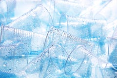 Tasses en plastique jetables et baisses de l'eau photo libre de droits Tasses en plastique jetables et baisses de l'eau photo libre de droits