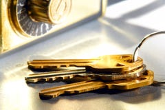 Tasti della Camera fissati e contenitore sicuro di serratura dell'agente immobiliare immagine stock libera da diritti Tasti della Camera fissati e contenitore sicuro di serratura dell'agente immobiliare immagine stock libera da diritti