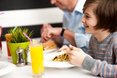 Tata i syn w restauraci obraz royalty free Tata i syn w restauraci obraz royalty free