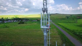TATARSTAN, RUSLAND - ALMETEVO JULE, 2017: De luchtingenieursspecialist beklimt omhoog op de toren van de telecommunicatiecel voor stock video TATARSTAN, RUSLAND - ALMETEVO JULE, 2017: De luchtingenieursspecialist beklimt omhoog op de toren van de telecommunicatiecel voor stock video