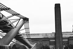 Tate moderno con el puente del milenio foto de archivo libre de regalías Tate moderno con el puente del milenio foto de archivo libre de regalías