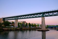 TAVIRA, ALGARVE, PORTUGAL - EL AMI 25, 2019: Opinión sobre el puente del hierro en Tavira y el río Gilao fotografía de archivo TAVIRA, ALGARVE, PORTUGAL - EL AMI 25, 2019: Opinión sobre el puente del hierro en Tavira y el río Gilao fotografía de archivo