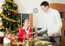 Tavola del servizio dell'uomo per la famiglia nelle ferie fotografie stock Tavola del servizio dell'uomo per la famiglia nelle ferie fotografie stock