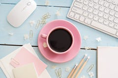 Tavola della scrivania con il computer, i rifornimenti e la tazza di caffè immagine stock libera da diritti Tavola della scrivania con il computer, i rifornimenti e la tazza di caffè immagine stock libera da diritti