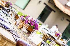 Tavola di evento sociale con il centro fotografia stock libera da diritti Tavola di evento sociale con il centro fotografia stock libera da diritti