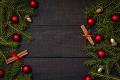 Tavola di legno rustica scura flatlay - fondo di Natale con la struttura del ramo dell'abete e della decorazione Vista superiore immagini stock Tavola di legno rustica scura flatlay - fondo di Natale con la struttura del ramo dell'abete e della decorazione Vista superiore immagini stock