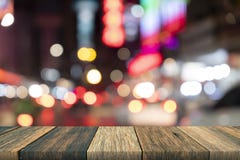 Tavola di legno vuota nel fondo variopinto vago astratto anteriore del bokeh immagine stock libera da diritti Tavola di legno vuota nel fondo variopinto vago astratto anteriore del bokeh immagine stock libera da diritti