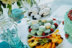 Tavola dolce con i maccheroni variopinti, i frutti ed il dolce immagine stock libera da diritti Tavola dolce con i maccheroni variopinti, i frutti ed il dolce immagine stock libera da diritti