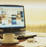 Tavolino da salotto dell'hotel con il computer portatile e le chiavi Fotografie Stock Tavolino da salotto dell'hotel con il computer portatile e le chiavi Fotografie Stock