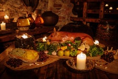 Tavolo da cucina antico medievale con alimento tipico in castello reale Fotografia Stock Libera da Diritti Tavolo da cucina antico medievale con alimento tipico in castello reale Fotografia Stock Libera da Diritti