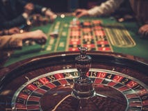 Tavolo verde in casinò di lusso Fotografia Stock Libera da Diritti Tavolo verde in casinò di lusso Fotografia Stock Libera da Diritti