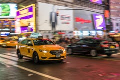 Taxi dans la précipitation de NYC image stock Taxi dans la précipitation de NYC image stock
