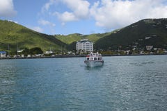 Taxi de l'eau faire comme transfert dans la baie juste outre de Tortula images libres de droits Taxi de l'eau faire comme transfert dans la baie juste outre de Tortula images libres de droits
