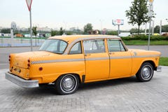 Taxi-Gelb, der Autofirmakontrolleur moskau 27 08 2018 lizenzfreie stockfotos Taxi-Gelb, der Autofirmakontrolleur moskau 27 08 2018 lizenzfreie stockfotos