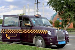 Taxi púrpura en la calle de Baku foto de archivo Taxi púrpura en la calle de Baku foto de archivo