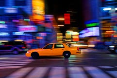Taxi sulla via della città Taxi sulla via della città
