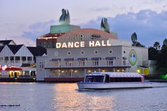 Taxiboot die op meer op kleurrijke nachtclub, restaurants en hotelachtergrond bij Meer Bue varen royalty-vrije stock fotografie Taxiboot die op meer op kleurrijke nachtclub, restaurants en hotelachtergrond bij Meer Bue varen royalty-vrije stock fotografie