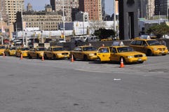 Taxis attendant des clients photo libre de droits Taxis attendant des clients photo libre de droits