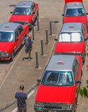 Taxis rouges attendant dans la ligne à la plate-forme photographie stock Taxis rouges attendant dans la ligne à la plate-forme photographie stock