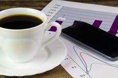 Taza blanca de café sólo, de gráficos, de teléfono y de dólares fotografía de archivo Taza blanca de café sólo, de gráficos, de teléfono y de dólares fotografía de archivo