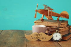Taza de café con el father& x27 del vintage; accesorios de s Father& x27; día co de s imagen de archivo libre de regalías Taza de café con el father& x27 del vintage; accesorios de s Father& x27; día co de s imagen de archivo libre de regalías