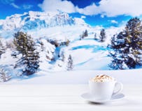Taza de capuchino con crema azotada sobre paisaje del invierno Fotografía de archivo libre de regalías Taza de capuchino con crema azotada sobre paisaje del invierno Fotografía de archivo libre de regalías