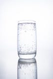 Taza de cristal llena con agua mineral pura carbónica fotos de archivo libres de regalías Taza de cristal llena con agua mineral pura carbónica fotos de archivo libres de regalías