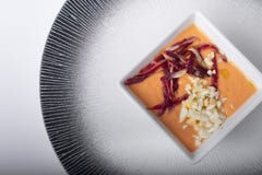 Taza de salmorejo con el jamón y el huevo vistos desde arriba fotografía de archivo libre de regalías Taza de salmorejo con el jamón y el huevo vistos desde arriba fotografía de archivo libre de regalías