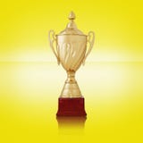 Taza del trofeo del oro en amarillo fotografía de archivo libre de regalías Taza del trofeo del oro en amarillo fotografía de archivo libre de regalías