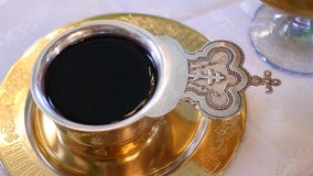 Taza llenada del vino para casarse Diversos accesorios para la boda en la iglesia en Ucrania foto de archivo libre de regalías Taza llenada del vino para casarse Diversos accesorios para la boda en la iglesia en Ucrania foto de archivo libre de regalías