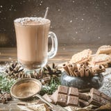 Taza o café de cristal del cacao con espuma de la leche imagen de archivo Taza o café de cristal del cacao con espuma de la leche imagen de archivo
