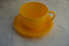 Taza plástica amarilla del juguete imagen de archivo libre de regalías Taza plástica amarilla del juguete imagen de archivo libre de regalías