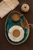 2 tazas de café en la bandeja de cerámica de la turquesa con licencia de otoño fotografía de archivo libre de regalías 2 tazas de café en la bandeja de cerámica de la turquesa con licencia de otoño fotografía de archivo libre de regalías