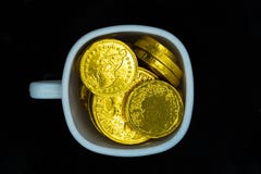 Tazza delle monete di oro Fotografia Stock Libera da Diritti Tazza delle monete di oro Fotografia Stock Libera da Diritti